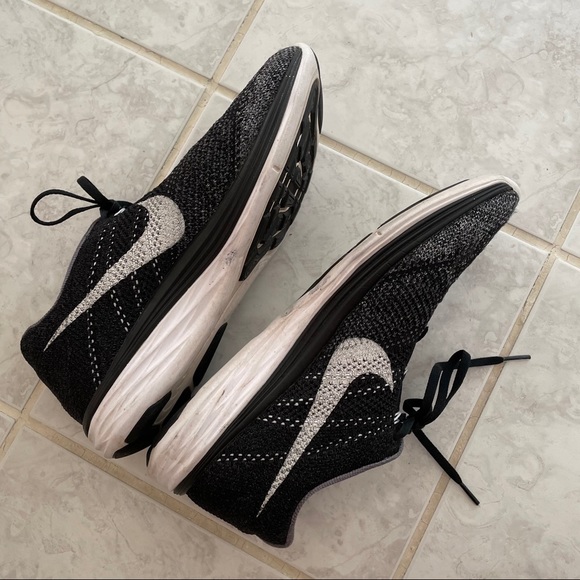 Men’s Nike Black & White Cloudflow Sneakers - Picture 9 of 13